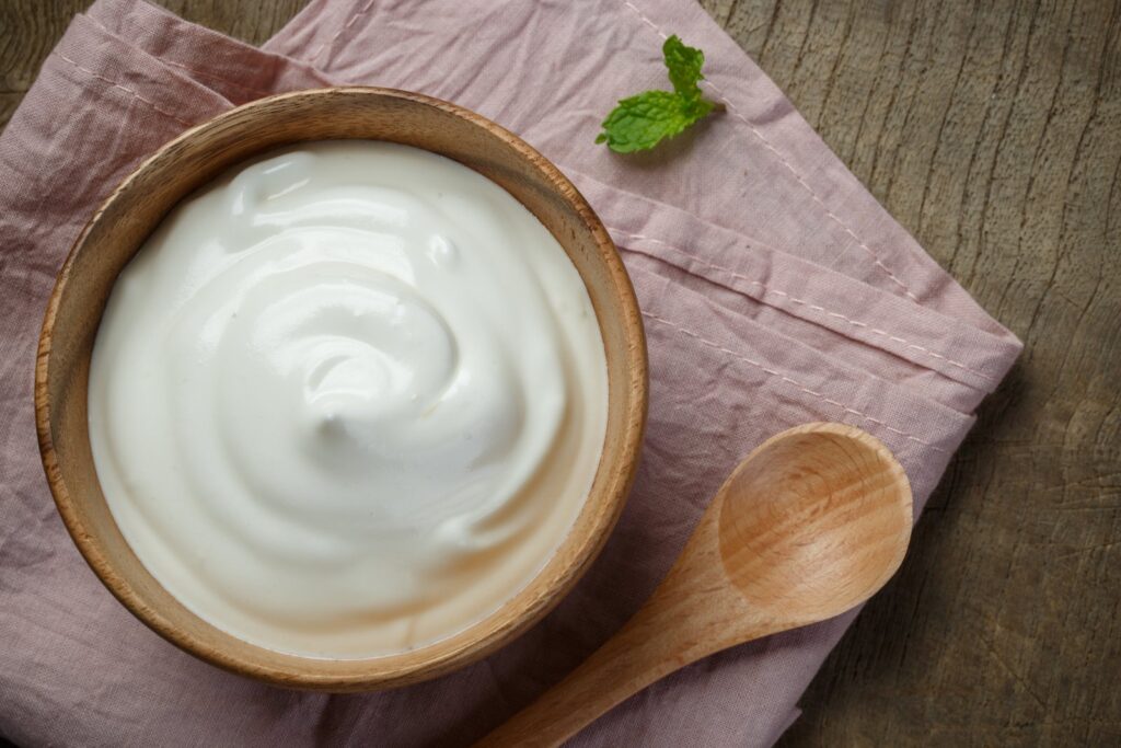 Home Remedies for Hair: सिर्फ 1 महीने में बाल होंगे लंबे, घने और मजबूत, अपनाएं ये 6 देसी नुस्खे 7 Curd