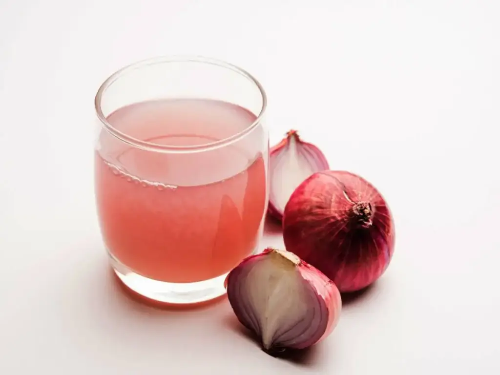 Home Remedies for Hair: सिर्फ 1 महीने में बाल होंगे लंबे, घने और मजबूत, अपनाएं ये 6 देसी नुस्खे 2 Onion juice